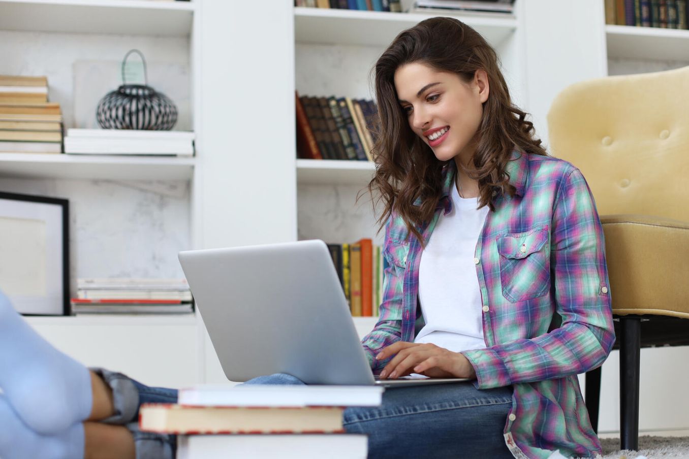 Masterarbeit Einleitung – Studierende ist produktiv am Laptop