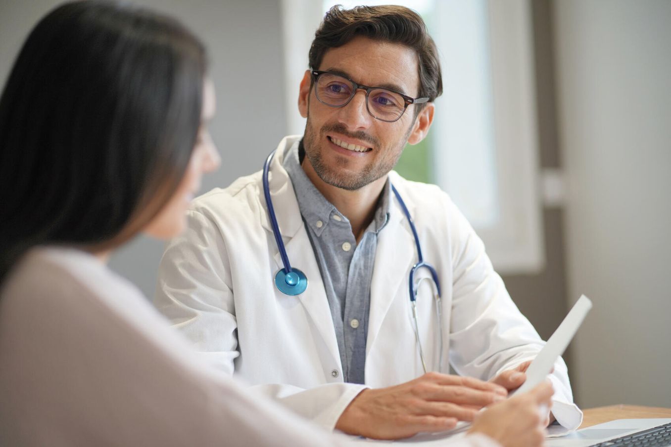 Onkologe spricht mit Patientin