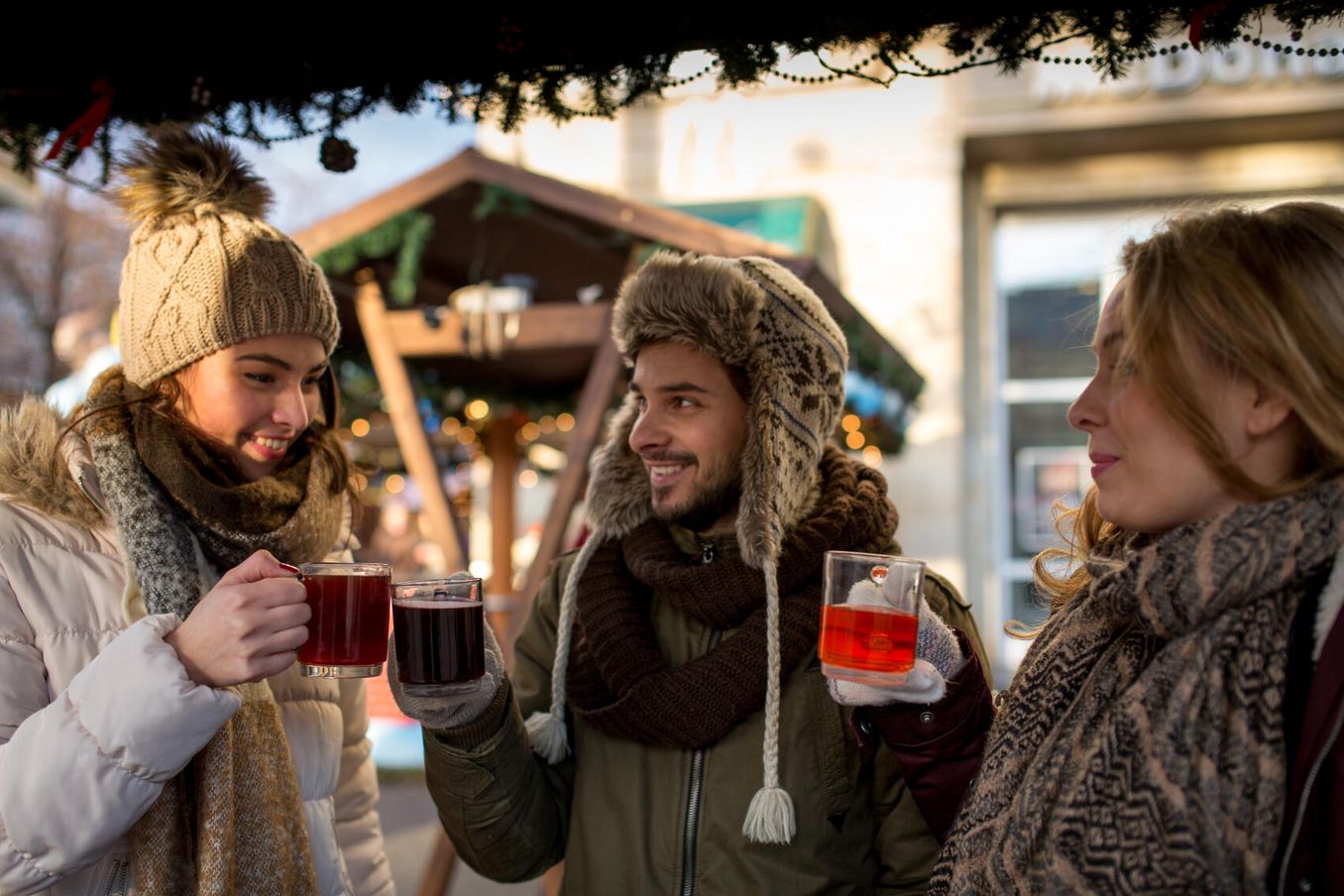 Coole Berufe – Junge Menschen mit Gluehwein