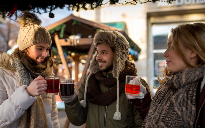 Coole Berufe – Junge Menschen mit Glühwein Coole Berufe – Junge Menschen mit Gluehwein