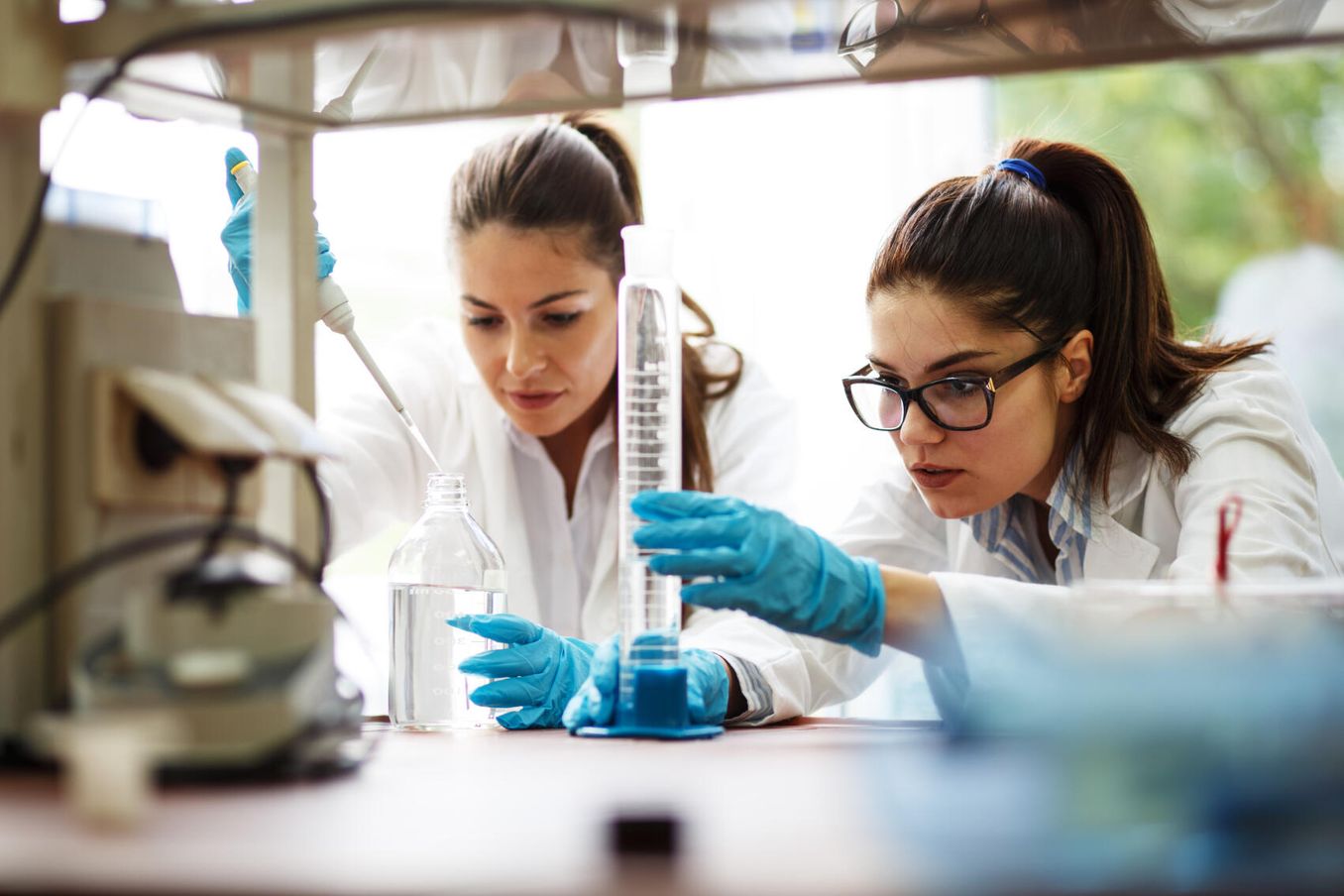 Einstiegsgehalt Chemie – Zwei Chemikerinnen bei der Laborarbeit