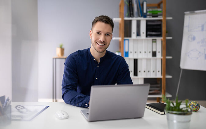 Student schreibt seine Bachelorarbeit in Zusammenarbeit mit einem Unternehmen Student schreibt seine Bachelorarbeit in Zusammenarbeit mit einem Unternehmen