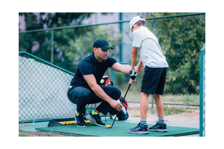 Golflehrer erklärt Schwungtechniken