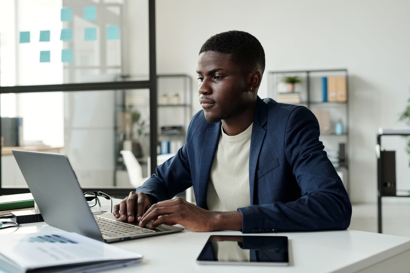 Consulting Berufe Unternehmensberater sitzt am Schreibtisch