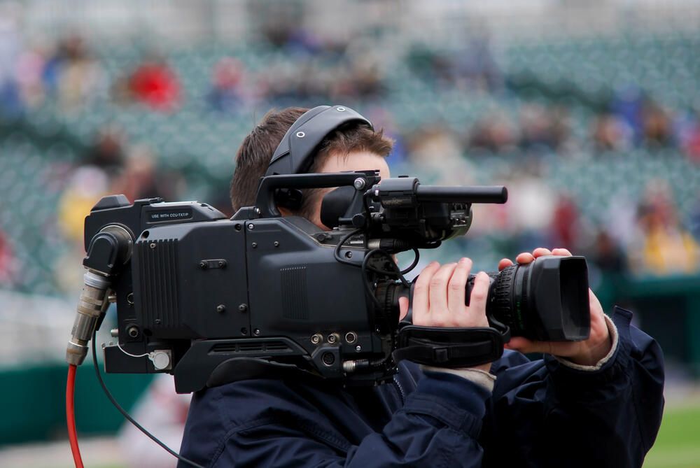 Sportjournalisten kommentieren live im Fernsehen