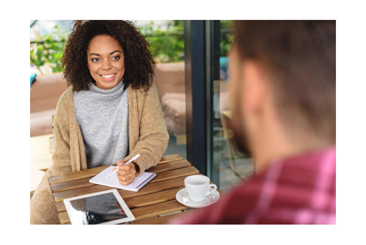 Studentin führt Interview durch