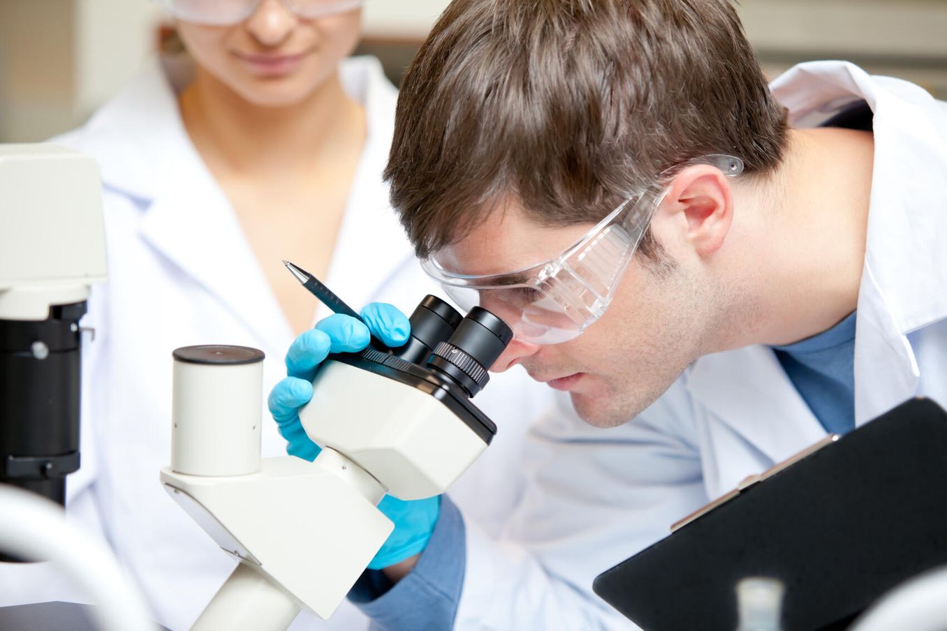 Student am Mikroskop im Nanotechnologie Studium