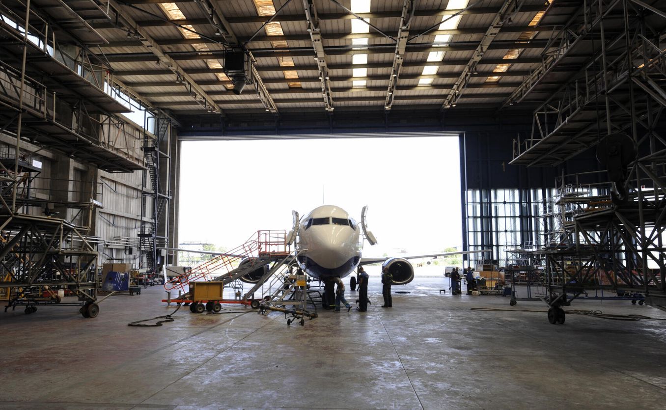 Spannende Berufe – Flugzeug im Hangar