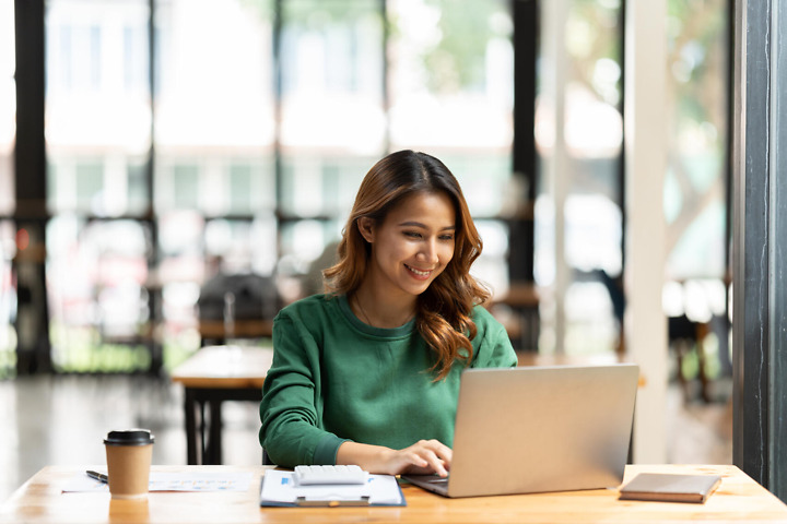 Studentin stellt Bachelorarbeit Zeilenabstand in Word ein