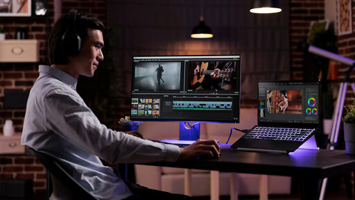 Medientechnik Studium – Student arbeitet an Filmprojekt Medientechnik Studium – Student arbeitet an Filmprojekt