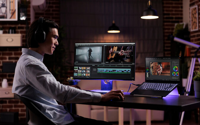 Medientechnik Studium – Student arbeitet an Filmprojekt Medientechnik Studium – Student arbeitet an Filmprojekt