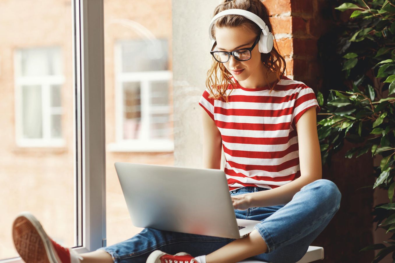Studierende ueberprueft nochmal ihre Masterarbeit Formatierung am Laptop