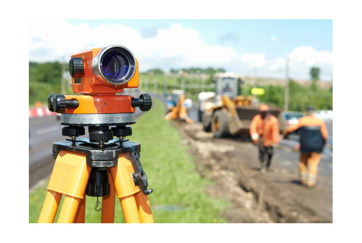 Geomatiker übernehmen Vermessungsarbeiten im Freien