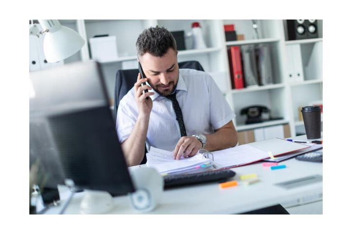 Kaufmann für Büromanagement vereinbart einen Termin.jpeg