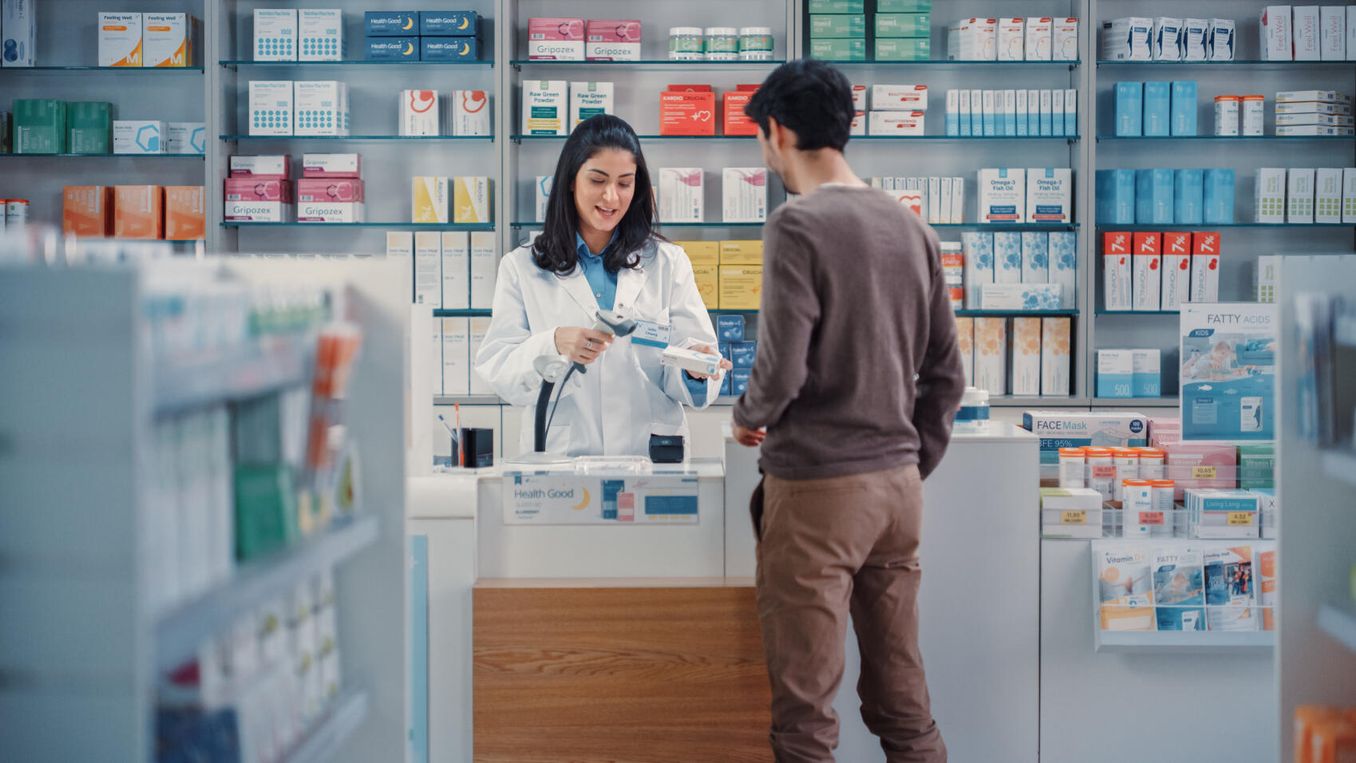 Pharmazie Einstiegsgehalt – Apothekerin verkauft Medikament