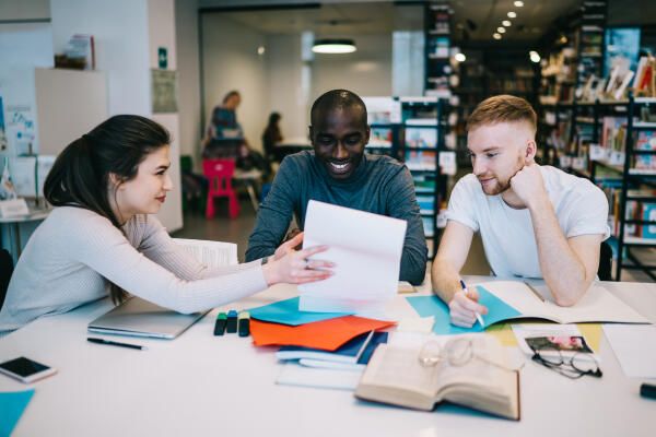 Studenten arbeiten an der Validierung des Fragebogens