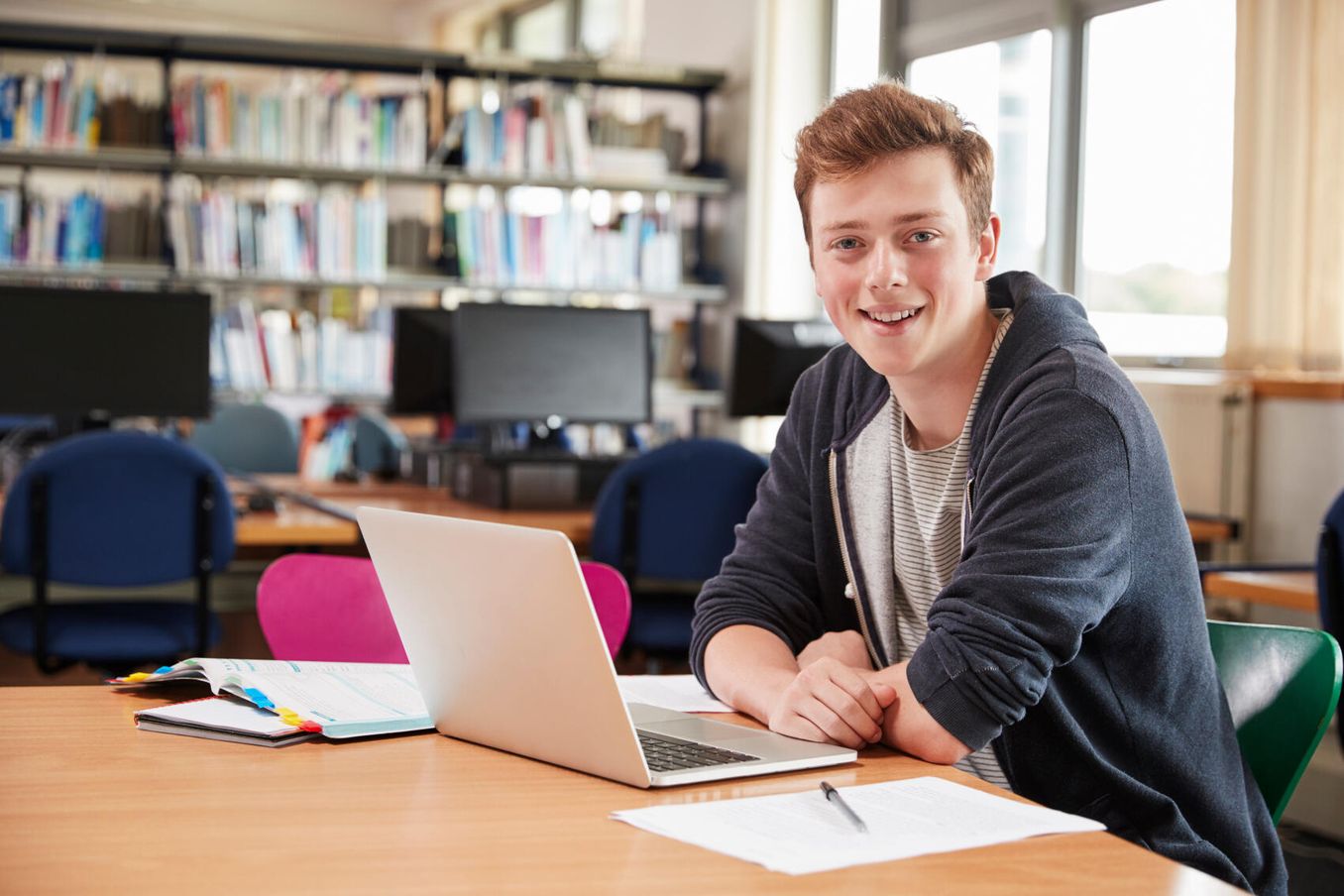 Schueler recherchiert fuer seine Facharbeit in Englisch
