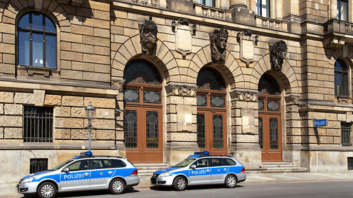 Polizeiwagen vor Polizeistation Polizeiwagen vor Polizeistation