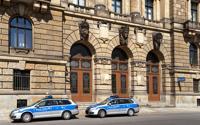 Polizeiwagen vor Polizeistation Polizeiwagen vor Polizeistation