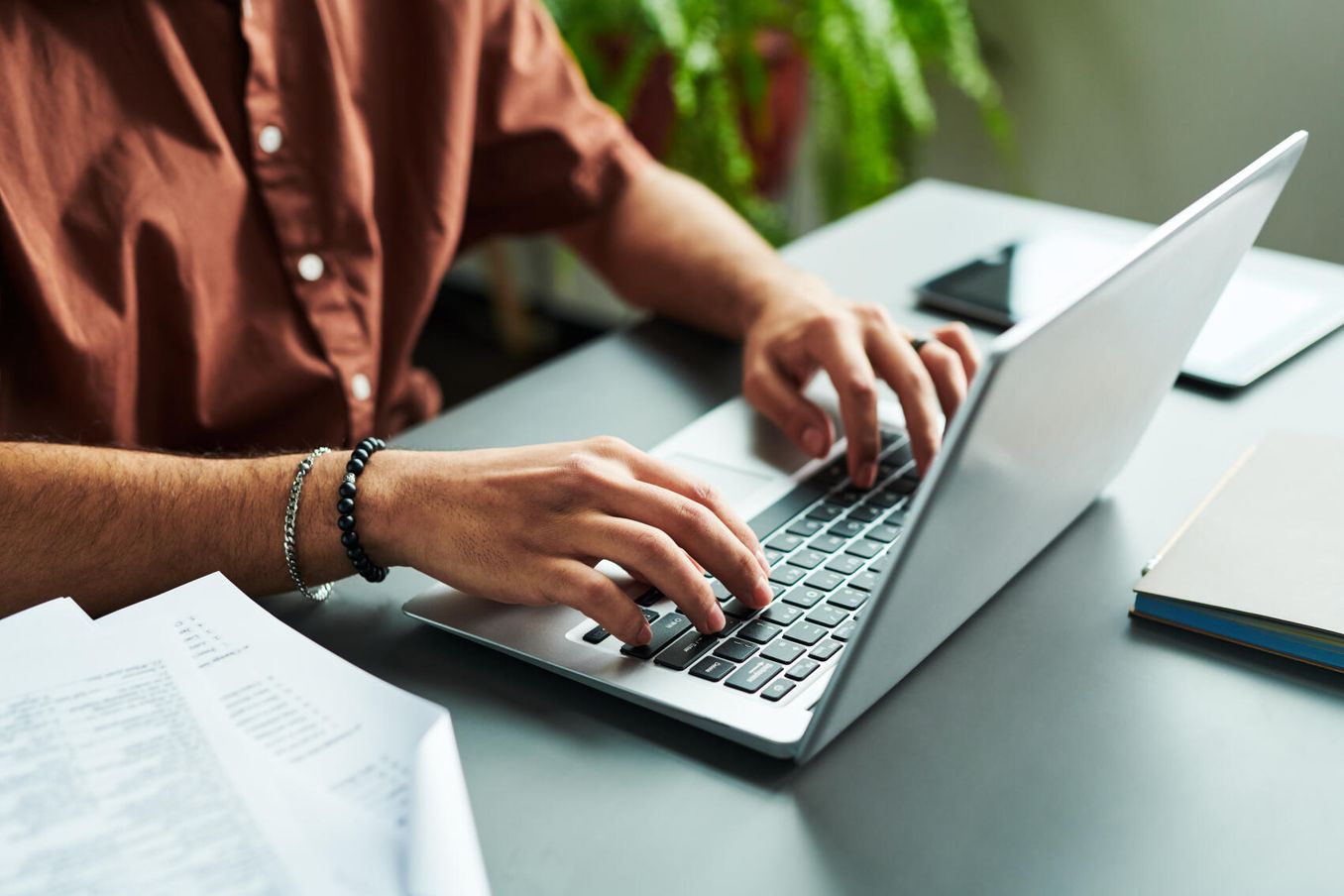 Verlustvortrag fuer Studenten – Unterlagen am Laptop vorbereiten