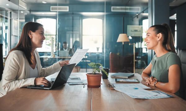 Eye Tracking – Forscherin und Probandin besprechen Studie