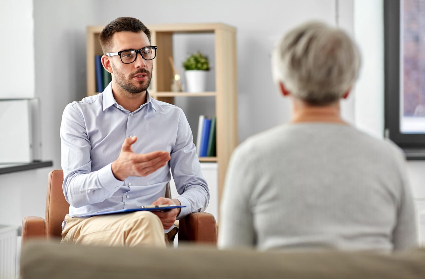 Berufe mit Psychologie – Psychologe spricht mit Patientin