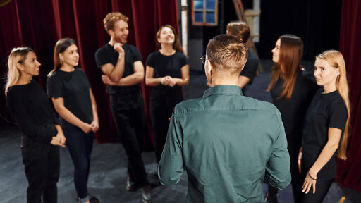 Studierende der Theaterwissenschaften lernen über Inszenierungspraktiken Studierende der Theaterwissenschaften lernen ueber Inszenierungspraktiken
