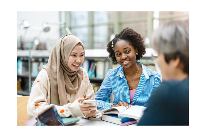 Ethnologie Studierende arbeiten an Gruppenarbeit