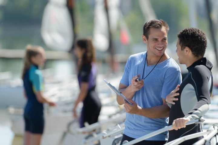 Surflehrer spricht mit Schülern