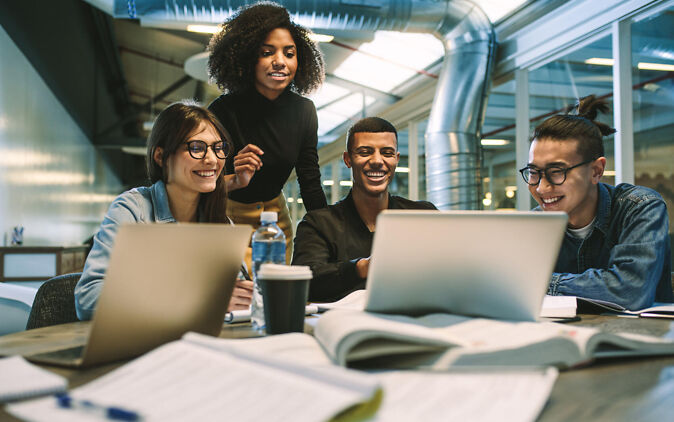 Internationale Studiengänge – Studierende unterhalten sich über Projekt Internationale Studiengaenge – Studierende unterhalten sich ueber Projekt