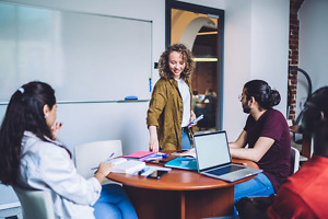 Schülerin übt Vorstellungsgespräch für Praktikum mit Freunden Schuelerin uebt Vorstellungsgespraech für Praktikum mit Freunden