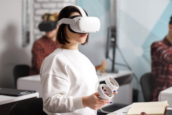 Studentin im Medientechnik Studium testet VR-Brille