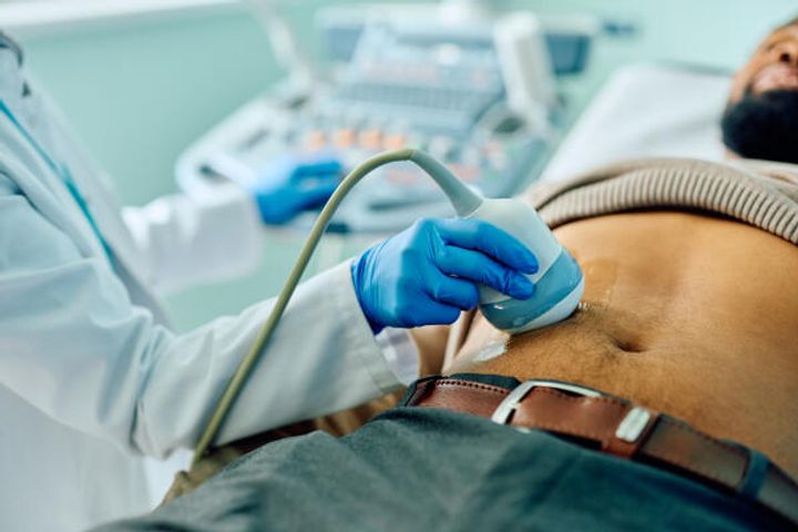 Urologin fu¨hrt Ultraschall durch.jpeg