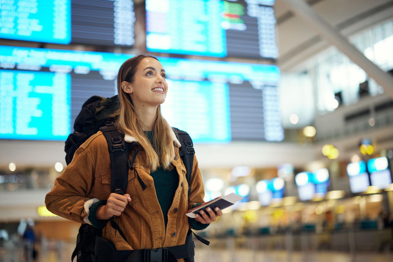 Gap Year – Junge Frau am Flughafen macht sich auf in ihr Abenteuer