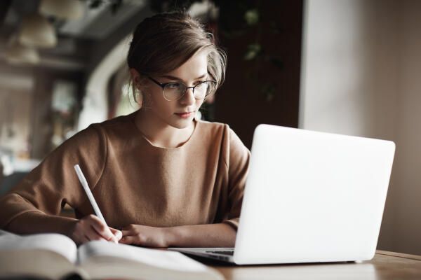 Fragebogen erstellen – Studentin arbeitet an der Erstellung eines Fragebogens