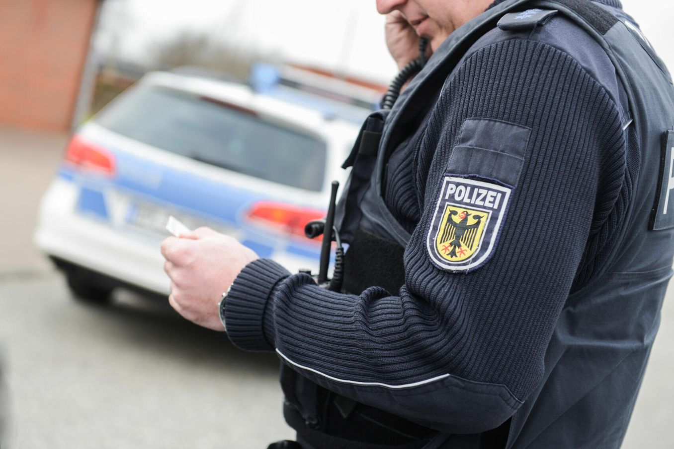 Polizist nimmt Personalien auf