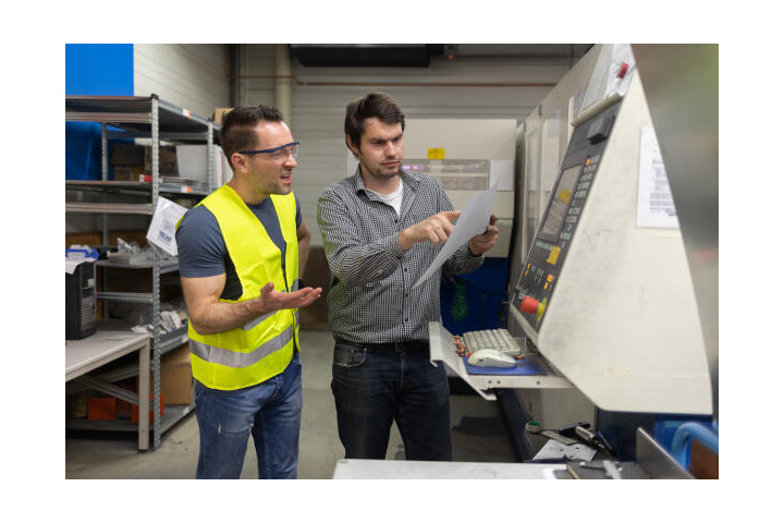 Werkzeugmechaniker erklärt Fertigungsmaschine.jpg
