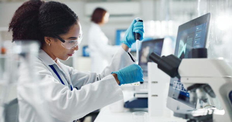 Studentin des Pharmatechnik Studiums übt die Arzneimittelherstellung in einem Praktikum
