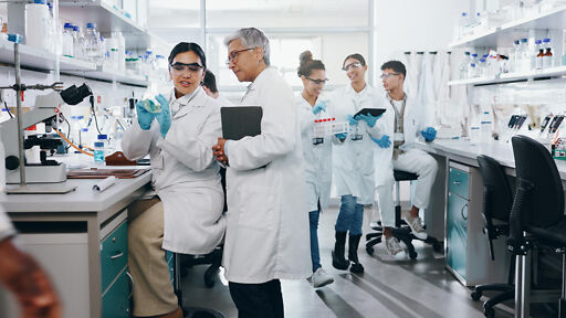 Pharmatechnik Studium – Studierende lernen im Labor Praktikum Pharmatechnik Studium – Studierende lernen im Labor Praktikum