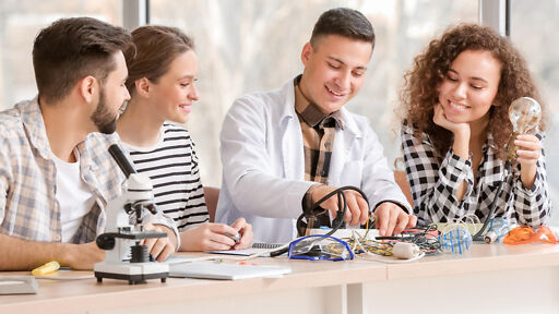 Duales Studium Physik – Studierende sitzen an einer Aufgabe Duales Studium Physik – Studierende sitzen an einer Aufgabe