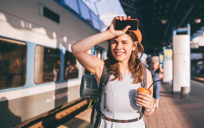 Work and Travel – Studierende wartet am Bahnhof Work and Travel – Studierende wartet am Bahnhof