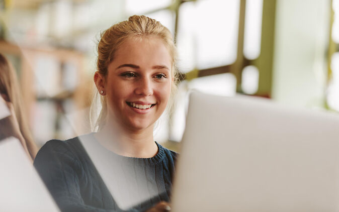 Bachelorarbeit Einleitung Studentin formuliert Bachelorarbeit Einleitung