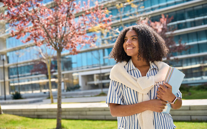 Auslandssemester Stipendium – Studierende läuft über ihren neuen Campus Auslandssemester Stipendium – Studierende laeuft ueber ihren neuen Campus