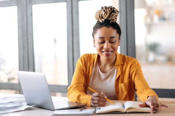 Studentin arbeitet an Mixed-Methods-Ansatz