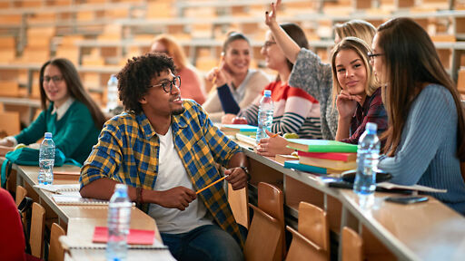 Soziologie Studium – Studierende diskutieren im Vorlesungssaal Soziologie Studium – Studierende diskutieren im Vorlesungssaal