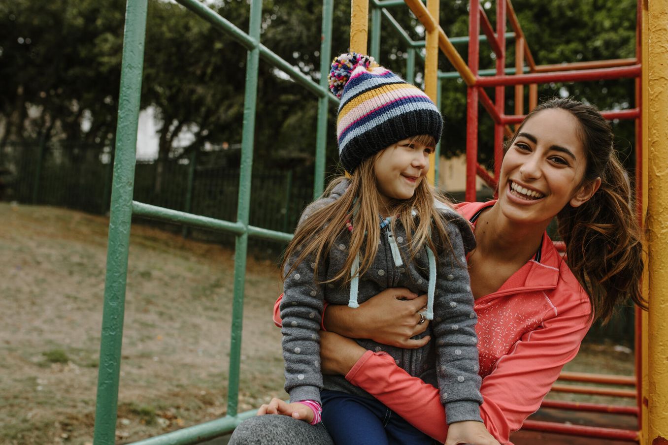 Au-Pair mit Mädchen auf Spielplatz