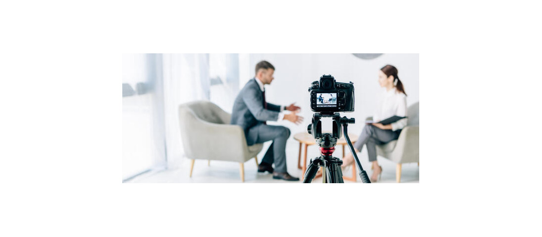 Journalistin führt Interview