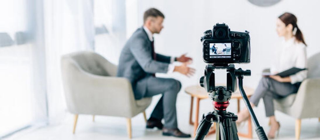 Journalistin führt Interview