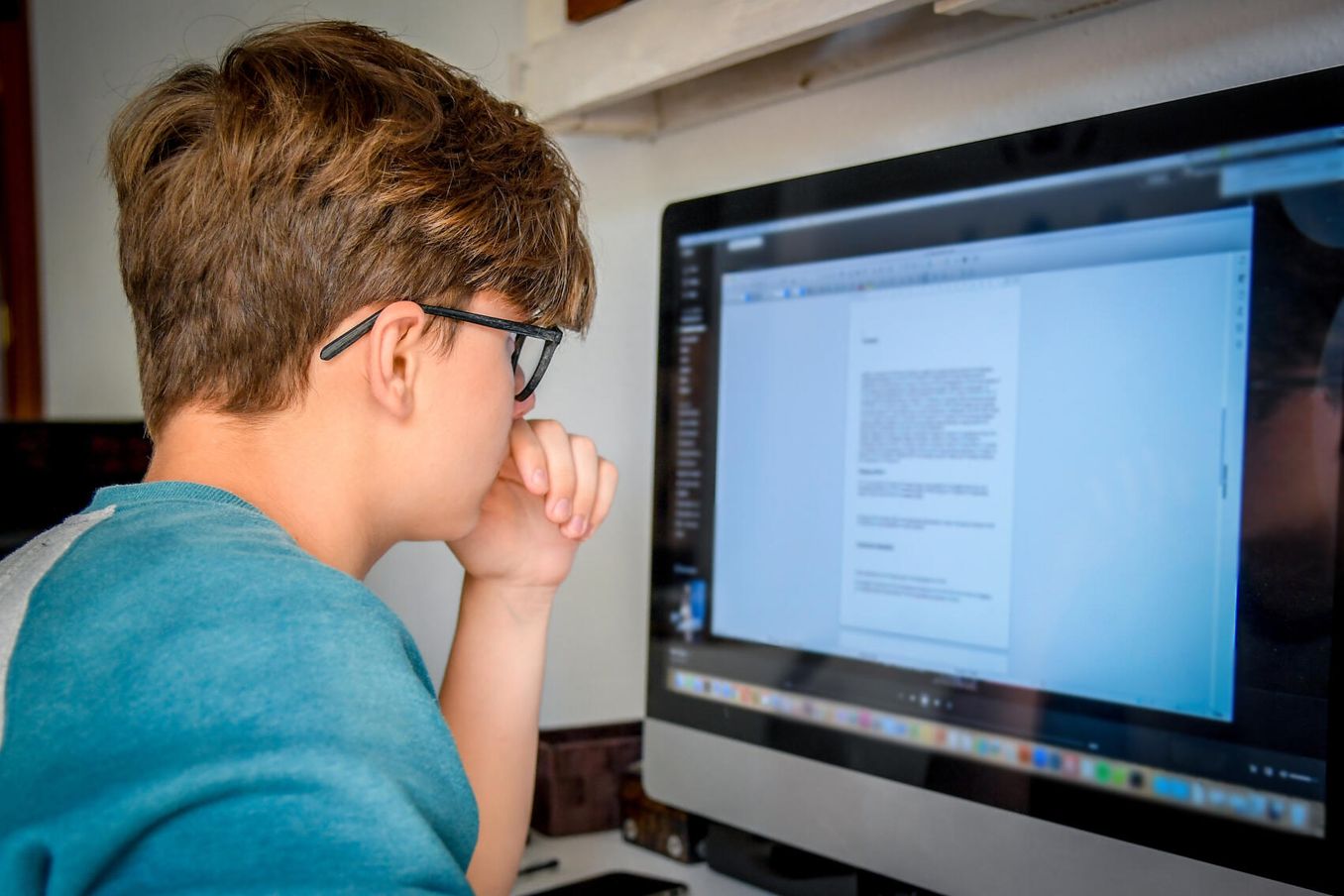 Essay Schreiben – Student arbeitet am Computer an seinem Essay