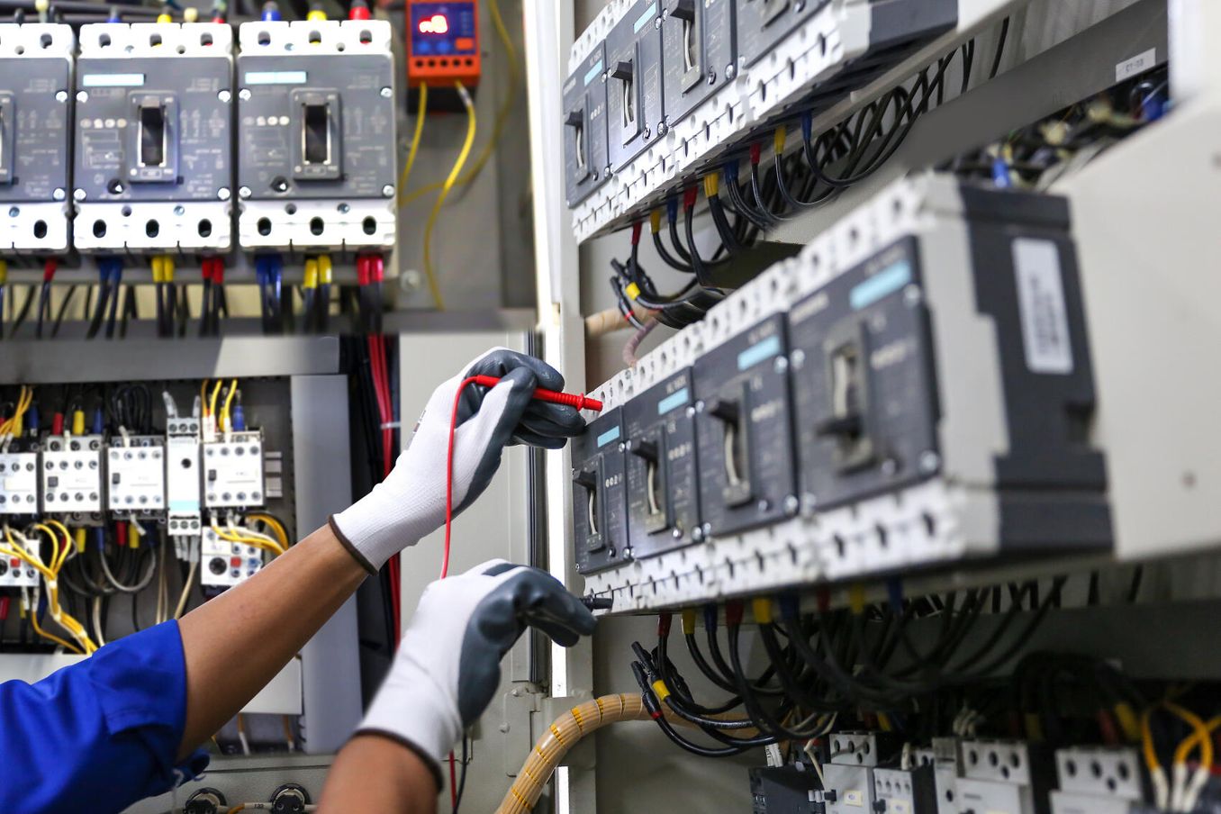 Elektrotechniker arbeitet nach Fernstudium an Sicherung